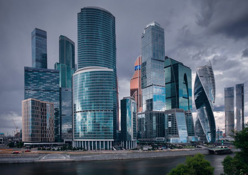 Москва-Сити около 17 часов, вид на башни со стороны Пресненской набережной, Краснопресненский район, архитектурная съемка Кирилла Толля