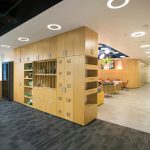 Зона барной стойки и кофе-поинта в интерьере офиса БЦ, фото Кирилла Толль