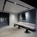 Дизайнерский коридор БЦ со встроенными мягкими модулями, фото Кирилла Толль