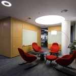Лаунж-зона с красными креслами-качалками в БЦ Алкон на Соколе, интерьерная съемка Кирилла Толль