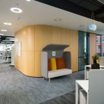 Офисные столы с компьютерами в зоне open space, съемка Кирилла Толль
