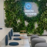 Рабочие места со столами и серыми креслами в интерьере коворкинга у метро Аэропорт, фотограф Кирилл Толль