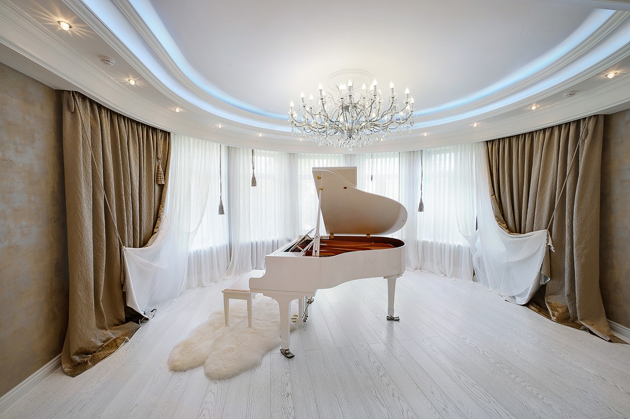 Интерьер купеческого особняка с современным искусством