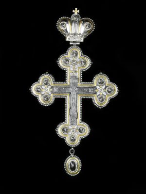 Дизайнерский крест из стали на черном фоне, ювелирный шедевр Константина Лаптева