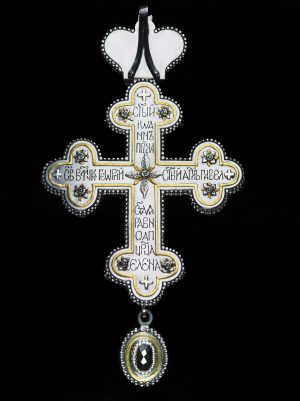 Макросъемка стального креста с многогранниками