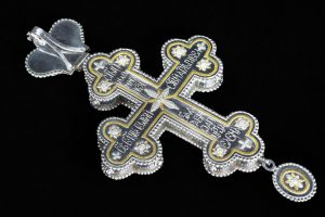 Стальной крест с геометричными гранями на черном фоне, работа Константина Лаптева