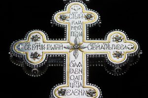 Неординарный дизайн креста из стали, макро-детализация поверхности