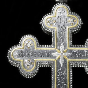 Предметная съемка стального креста — драгоценные камни заменены геометрией металла