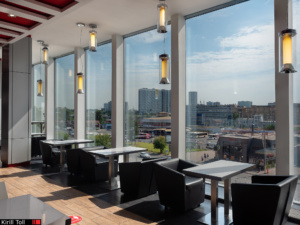 Посадочные места на фуд-корте в торговом центре