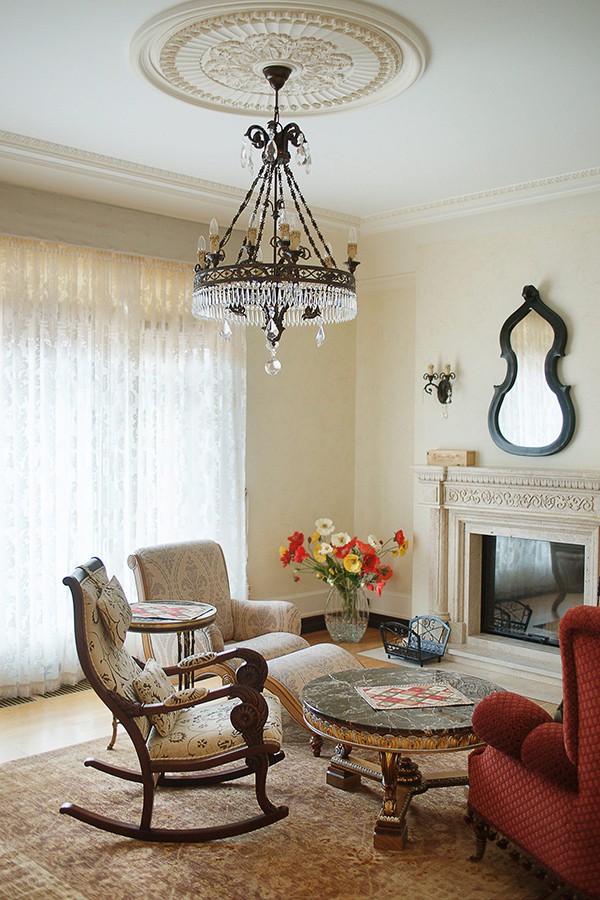 Уютный интерьер мансарды с наклонными потолками и видом из окна