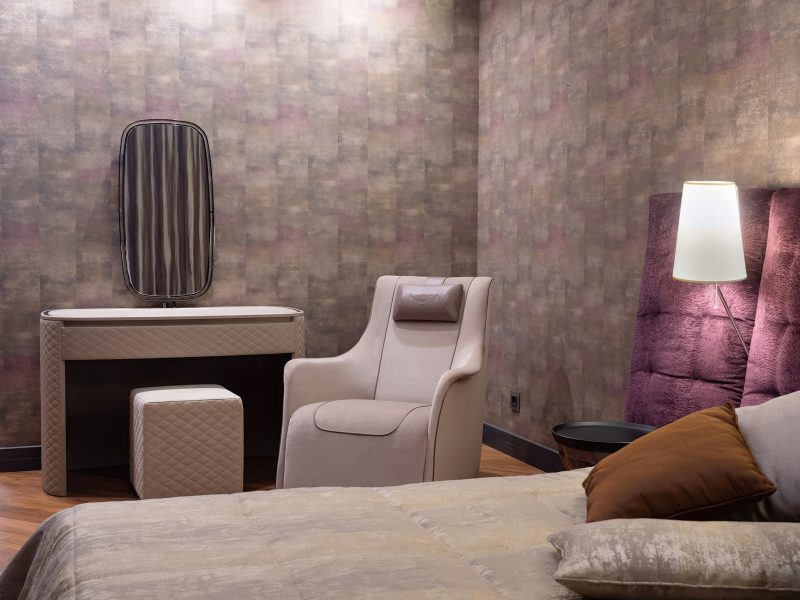 Постановка интимного: почему интерьерная фотография Кирилла Толль балансирует на грани театра и документа, превращая кровать с ярким изголовьем в символ саморепрезентации частной жизни