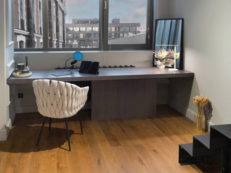Архитектурная съёмка двухуровневого лофта в ЖК Loftec, Новорязанская улица, Москва — стеклоблоки, бетонные балки, чёрная лестница без перил