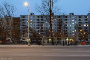 Девятиэтажный жилой дом напротив входа в метро Печатники, вечерняя съемка, Москва