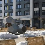 Детская площадка из дерева и металла перед современным жилым комплексом в Химках.