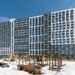 Детская площадка у ЖК Новый Зеленоград. Современные МАФ из дерева и металла, снежный покров и голубое небо. Зима в Химках.