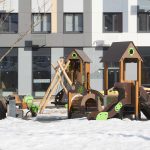 Игровая площадка у ЖК Новый Зеленоград: деревянные качели, горка, песочница. Концепция «двор без машин».