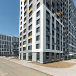 Три корпуса ЖК Новый Зеленоград в кадре. Композиция с демонстрацией глубины застройки и благоустройства.