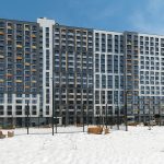 Геометрия и масштаб корпуса 3 ЖК Новый Зеленоград. Переменная этажность, симметрия, детская площадка на переднем плане.