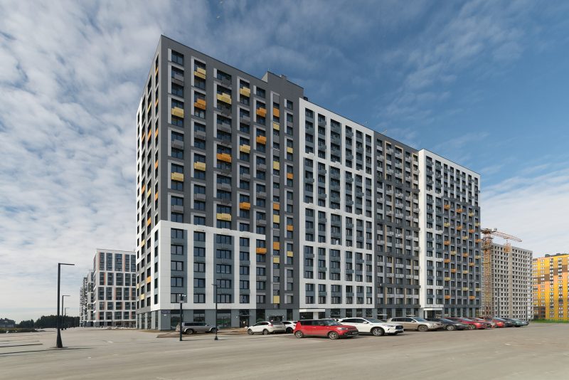 Архитектура SPEECH в ЖК Новый Зеленоград (Химки, корп. 3). Динамичный фасад из фиброцементных панелей, острый угол и устремленность в синее небо.