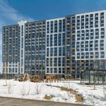 Фронтальная съемка 17-этажного дома в ЖК Новый Зеленоград (мкр. Кутузовский, д. 4, корп. 3). Архитектурное бюро SPEECH, зимний солнечный день.