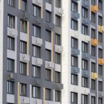 Детальная съемка фасада ЖК Новый Зеленоград (арх. SPEECH). Контраст серо-белых окон и цветных элементов HVAC.