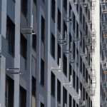 Монохромные окна и яркие кондиционеры: деталь фасада корпуса 3 ЖК Новый Зеленоград.