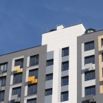 Нейтральные окна и цветные кондиционеры как декоративный элемент фасада ЖК Новый Зеленоград.