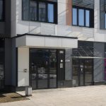 Тамбур и входная дверь в подъезд ЖК Новый Зеленоград. Современное остекление.