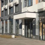 Входная группа корпуса 3 ЖК Новый Зеленоград. Стеклянные двери, белый козырек, доступная среда.