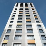 Нижний ракурс, подчеркивающий высоту корпуса 3 ЖК Новый Зеленоград. Небо и архитектура.