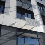 Взгляд снизу вверх на фасад ЖК Новый Зеленоград. Динамика линий и игра объемов.