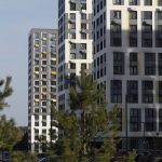 Детальная съемка фасада корпуса 3 ЖК Новый Зеленоград (арх. SPEECH). Ритм вертикальных и горизонтальных линий.