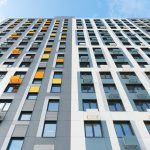 Бетон, металл и стекло: абстрактный узор фасада ЖК Новый Зеленоград.