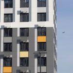 Текстурный узор фасада: чередование окон и кондиционеров как архитектурный прием SPEECH.