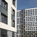 Ритм окон и кондиционеров на фасаде ЖК Новый Зеленоград. Цветовые акценты на утилитарных элементах.