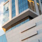 Деталь фасада ЖК Чкалово, динамичные линии, отсылка к полету, SPEECH