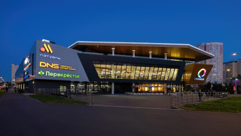 Вечерний фасад ТЦ Столица на улице Никитина 2, город Московский, ТиНАО, подсветка