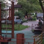 двор 14-этажного жилого дома по адресу Шоссейная улица 24/7 в районе Печатники, Москва