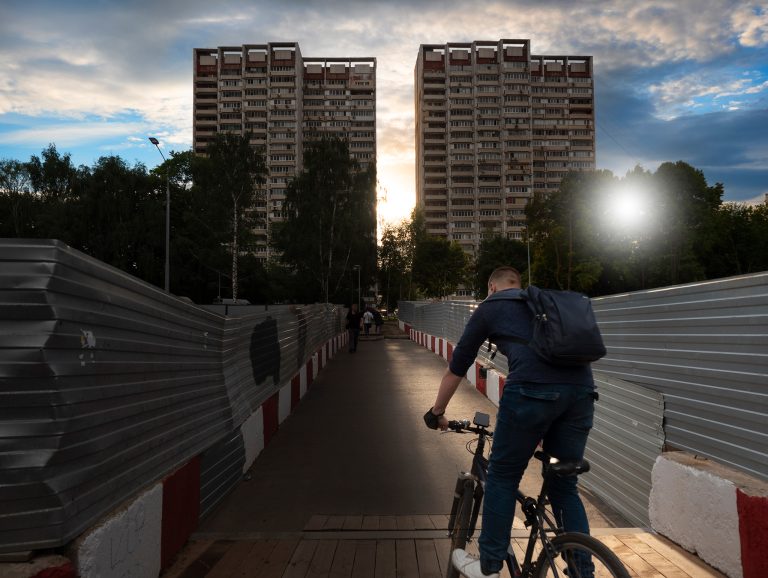 Две многоэтажки позднесоветской постройки, вид с железнодорожного моста станции Люблино, Печатники, Москва