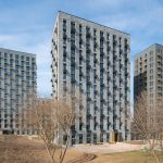 Фасад жилого комплекса Квартал на воде из темного металла и клинкерной плитки, Шоссейная улица, район Печатники, Москва