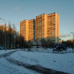 Архитектура позднего Союза в Москве. Ул Полбина. Печатники. Типичная застройка 1980-х годов. Дома позднесоветского периода отличаются от «хрущевок» увеличенной этажностью (обычно 12–17 этажей), более просторными лестничными клетками и лифтами.