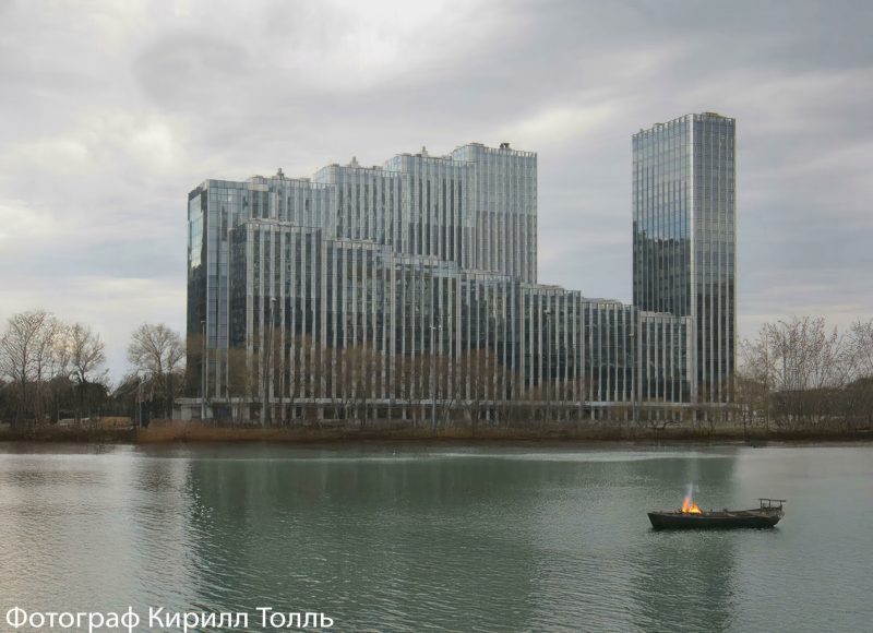 Вид на ЖК Береговой через реку, волнообразные фасады из анодированного алюминия, 49-й квартал, Филёвский Парк, Западный административный округ