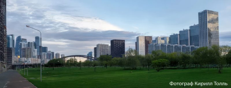 Вид на ЖК Береговой через реку, волнообразные фасады из анодированного алюминия, 49-й квартал, Филёвский Парк, Западный округ