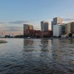 Вид с Москвы-реки на Даниловский форт и DM Tower, красный кирпич и стекло, Даниловский район