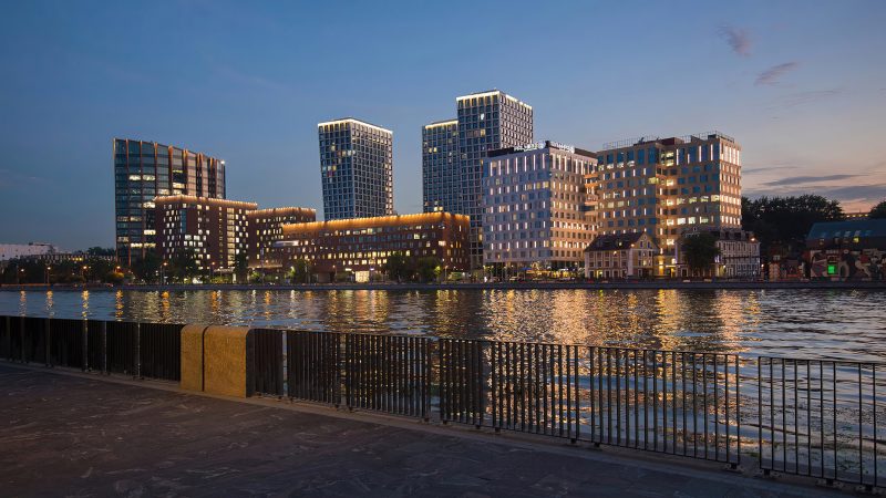 Вечерний Даниловский форт, подсветка краснокирпичных башен, Новоданиловская набережная, Москва