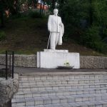 Памятник Калинину в сквере, бронзовая фигура с тростью и пальто, Даниловский район