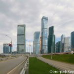 Вид на Москва-Сити через железную дорогу и эстакады, поезда МЦК, район Пресненский, архитектурная съемка