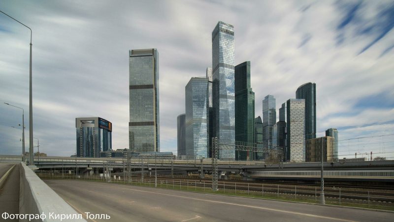 Панорама Москва-Сити с развязки, координаты 55.750000, 37.527308, вид на башни через дорожные пути, Пресненский район