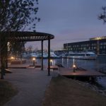 Вечерняя панорама набережной Ривер Парка, длинная перспектива, уличные фонари и лаунж-зоны, Нагатинский затон