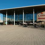 Сплошное остекление фасада ТРЦ Небо, отражение неба